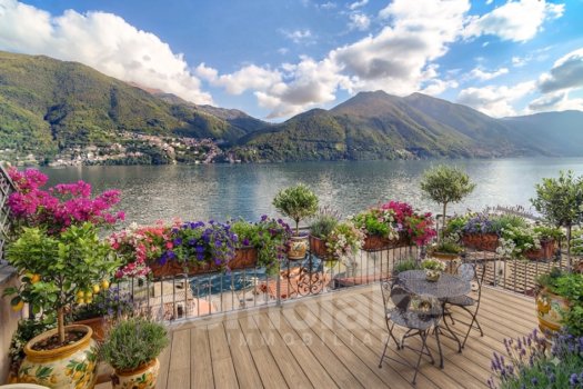 Casa di lago con ampio terrazzo a Brienno