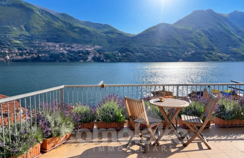 Casa di lago con ampio terrazzo a Brienno