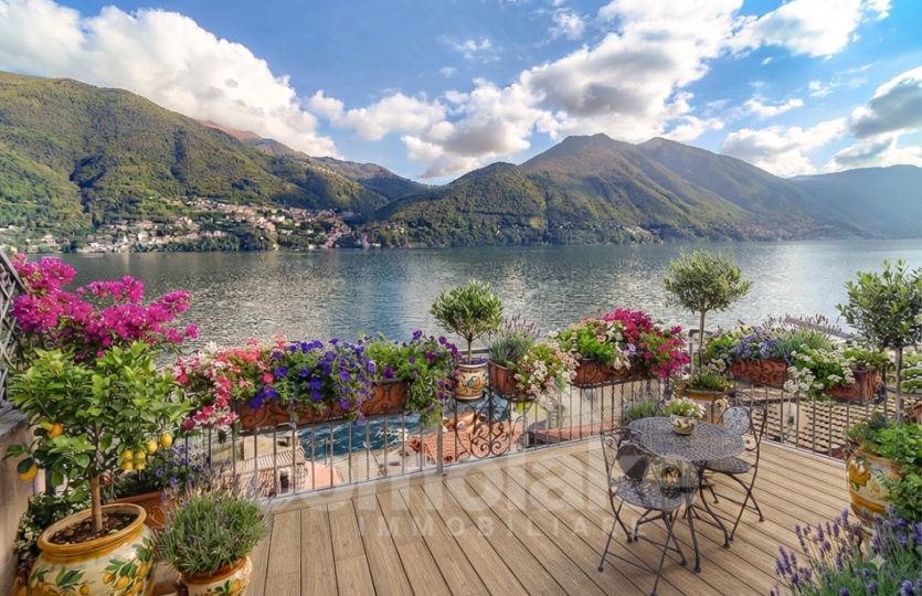 Casa di lago con ampio terrazzo a Brienno