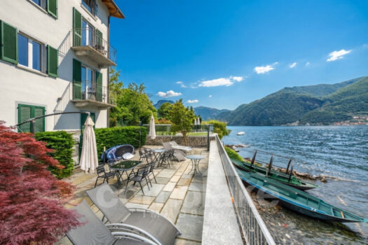 Appartamento con balcone direttamente a lago vicino a Bellagio