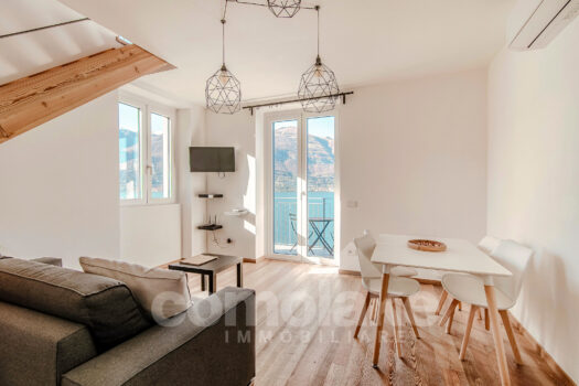 Appartamento con balcone direttamente a lago vicino a Bellagio