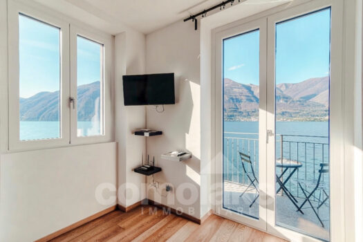 Appartamento con balcone direttamente a lago vicino a Bellagio
