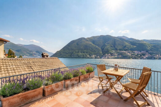 Casa di lago con ampio terrazzo a Brienno