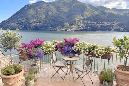 Casa di lago con ampio terrazzo a Brienno