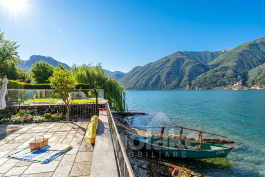 Appartamento con balcone direttamente a lago vicino a Bellagio