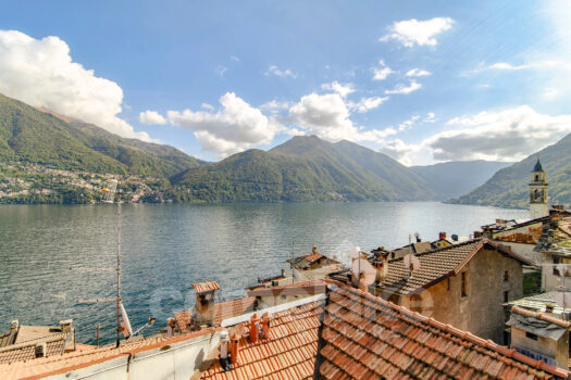 Casa di lago con ampio terrazzo a Brienno