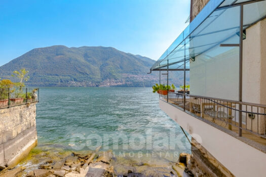 Casa storica direttamente a lago con terrazzo a Laglio