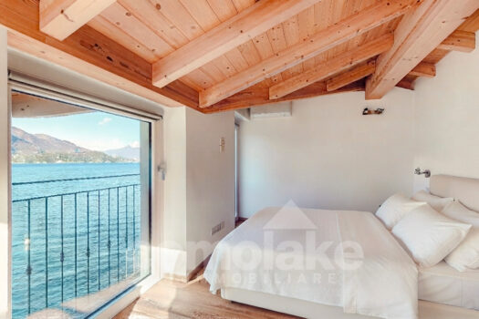 Appartamento con balcone direttamente a lago vicino a Bellagio