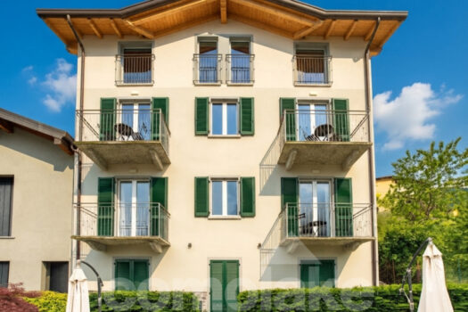 Appartamento con balcone direttamente a lago vicino a Bellagio
