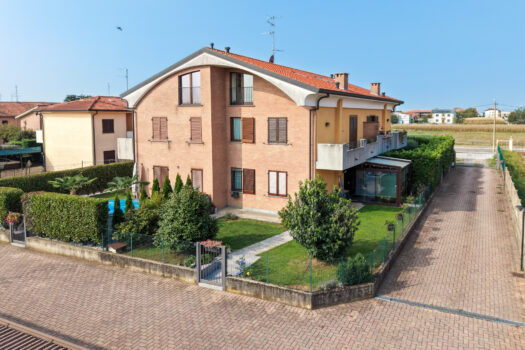 Elegante appartamento con terrazzo e garage a Rovello Porro