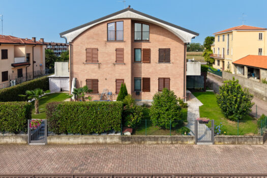 Elegante appartamento con terrazzo e garage a Rovello Porro