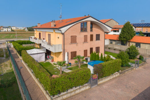 Elegante appartamento con terrazzo e garage a Rovello Porro