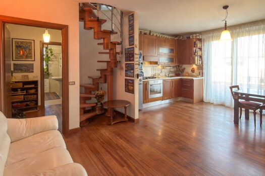 Elegante appartamento con terrazzo e garage a Rovello Porro