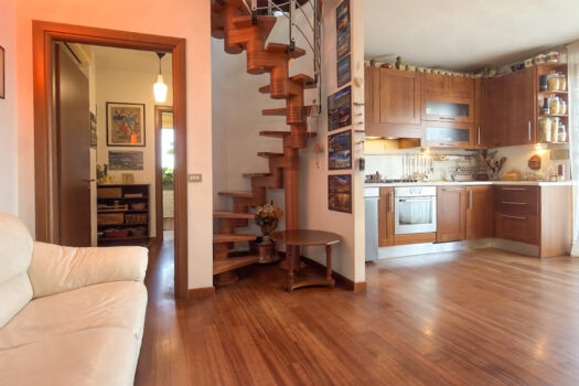 Elegante appartamento con terrazzo e garage a Rovello Porro