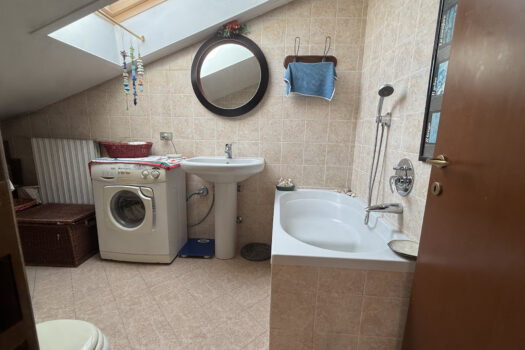 Elegante appartamento con terrazzo e garage a Rovello Porro