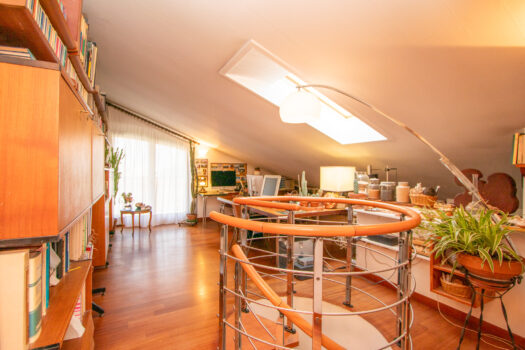 Elegante appartamento con terrazzo e garage a Rovello Porro