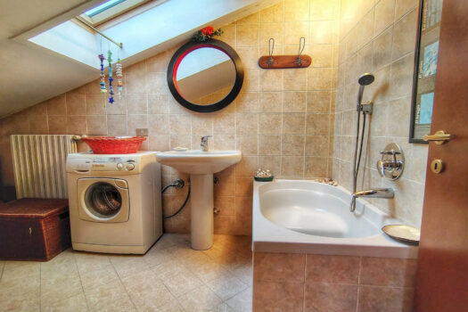 Elegante appartamento con terrazzo e garage a Rovello Porro