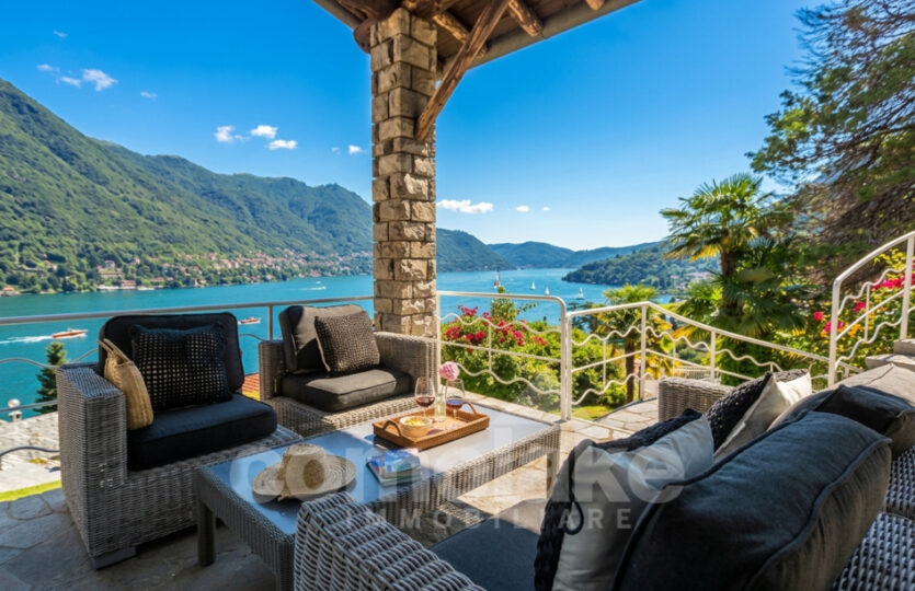 Villa indipendente con ampio giardino e piscina vista lago