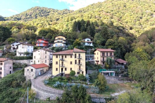 Grazioso bilocale ristrutturato con posto auto – Argegno