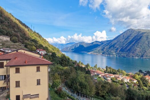 Grazioso bilocale ristrutturato con posto auto – Argegno
